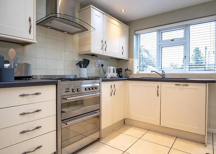 Pass The Keys 3 Bedroom Home Within Walking Distance Of Town