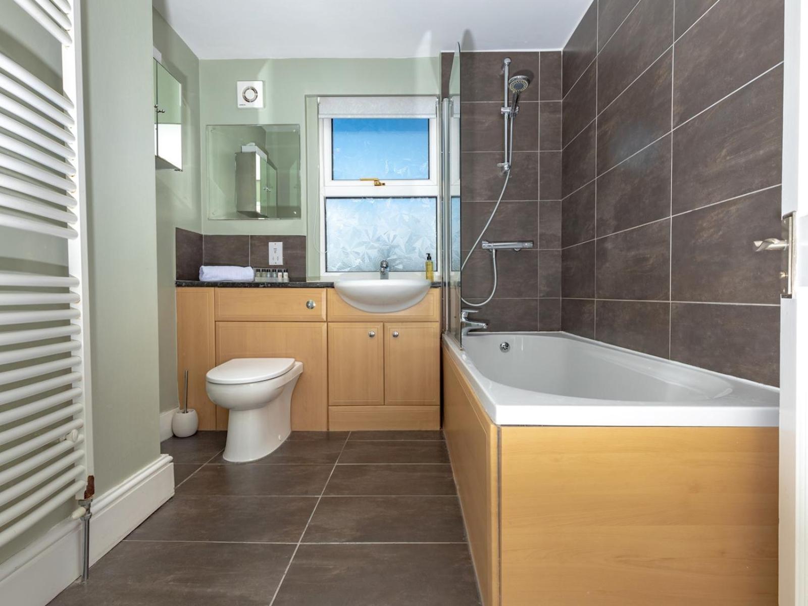 Pass The Keys 3 Bedroom Within Walking Distance Of Town